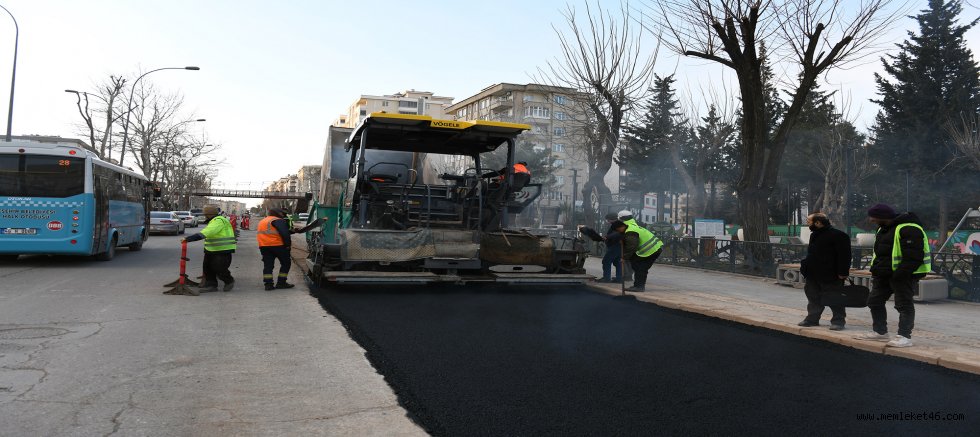 KAHRAMANMARAŞ’TA YOL KONFORU İÇİN ASFALT MESAİSİ HIZ KESMEDEN SÜRÜYOR