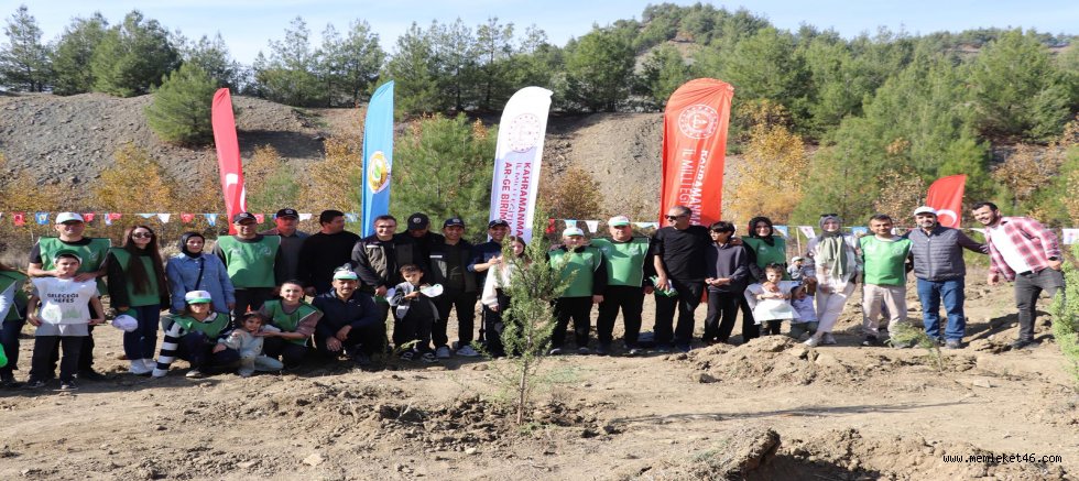 ÖĞRETMENLER VE AİLELERİ “YEŞİL VATAN” İÇİN FİDAN DİKTİ