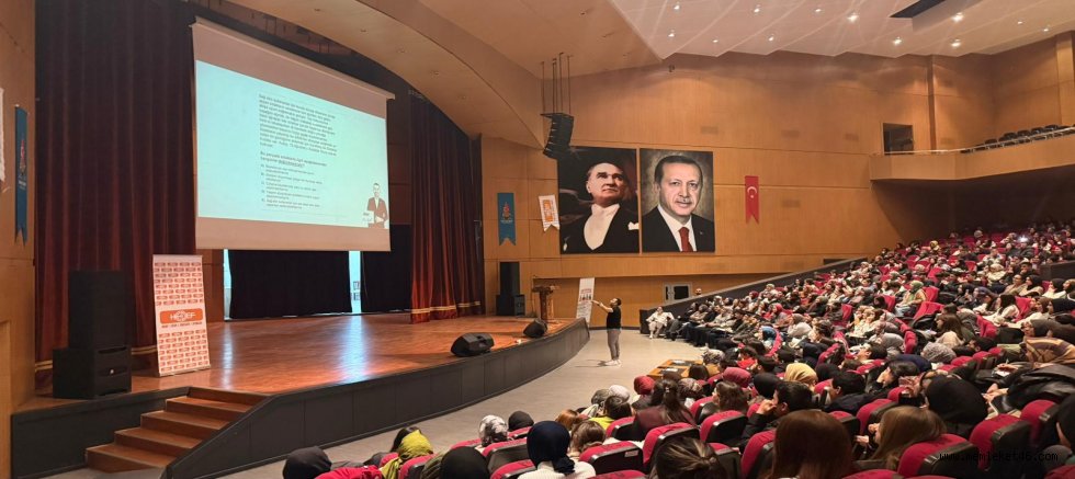 ONİKİŞUBAT BELEDİYESİ’NİN YKS VE KPSS KAZANDIRAN TAKTİKLER KAMPI YOĞUN KATILIMLA BAŞLADI