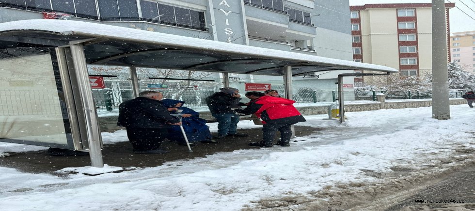 ONİKİŞUBAT’TA KAR SOĞUĞUNA KARŞI SICAK DAYANIŞMA