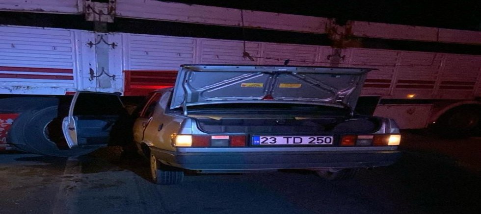 OTOMOBİL TIRA OK GİBİ SAPLANDI