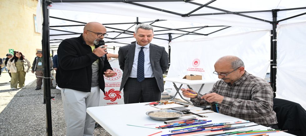 REKTÖR OKUMUŞ, YEŞİL KAMPÜS FESTİVALİNDE STANTLARI İNCELEDİ