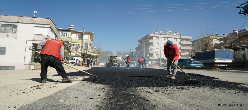 YOLLARDA ASFALT ÇALIŞMASI KESİNTİSİZ SÜRÜYOR