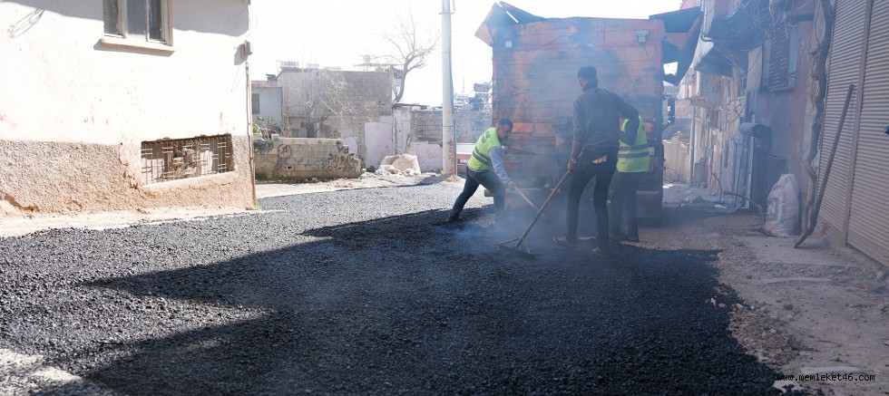MAHALLE MAHALLE ONARIM: YOLLAR SICAK ASFALTLA YENİLENİYOR