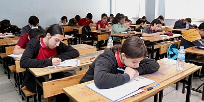 Kahramanmaraş Büyükşehir Belediyesi ve İl Milli Eğitim Müdürlüğü iş birliğinde şehir genelinde lise ve üniversite sınavlarına hazırlanan öğrencilere LGS