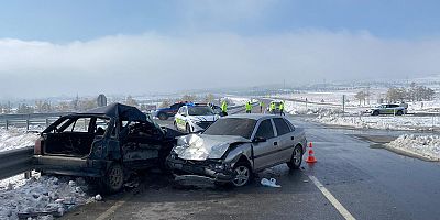 AFŞİN’DE İKİ OTOMOBİL ÇARPIŞTI: 1 ÖLÜ 3 YARALI