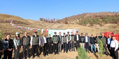 AK PARTİ KAHRAMANMARAŞ TEŞKİLATI, “GELECEĞE NEFES İNSANLIĞA NEFES” DİYEREK, FİDANLARI TOPRAKLA BULUŞTURDU.