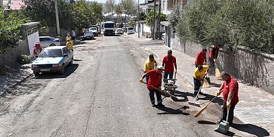 ALTYAPI VE YOL KAPLAMASI TAMAMLANAN MAHALLELERDE TEMİZLİK SEFERBERLİĞİ
