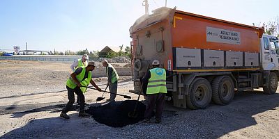 ALTYAPISI TAMAMLANAN YOLLARDA ASFALT TAMİRİ SÜRÜYOR