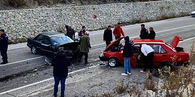ANDIRIN’DA İKİ OTOMOBİL KAFA KAFAYA ÇARPIŞTI
