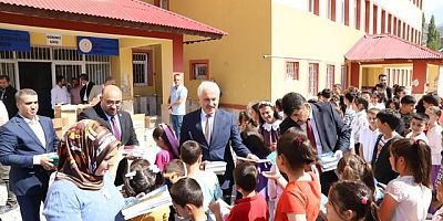  ANDIRIN’DA ÖĞRENCİLERE KİTAP DAĞITILDI