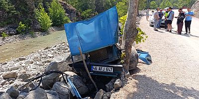 ANDIRIN’DA OTOMOBİL AĞACA ÇARPTI: 2 YARALI