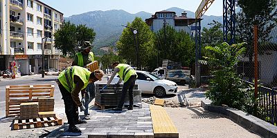 ANDIRIN’IN PRESTİJ CADDESİNİN YÜRÜYÜŞ YOLLARI DA YENİLENİYOR