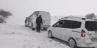 Kahramanmaraş’ın Afşin ilçesinde yoğun kar yağışı ve tipi nedeniyle araçlarıyla mahsur kalan 5 kişi