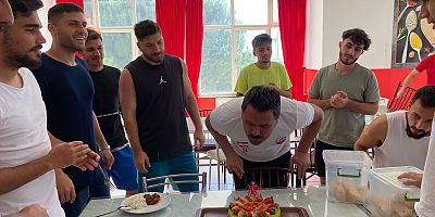 AYKIR’A SÜRPRİZ DOĞUM GÜNÜ KUTLAMASI