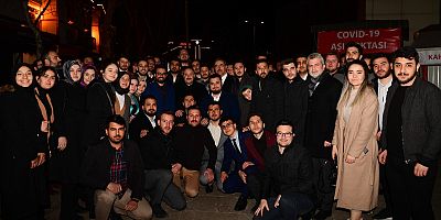 BAKAN VARANK, DEMOKRASİ MEYDANI’NDA GENÇLERLE BULUŞTU