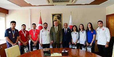 BAŞARILI SPORCULARDAN  REKTÖR YASIM’A ZİYARET