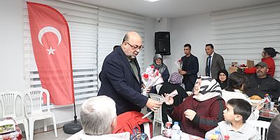 BAŞKAN AKPINAR, 8 MART’TA KADINLARA ÇİÇEK TAKDİM ETTİ, ENGELLİ VATANDAŞLARLA İFTAR SOFRASI’NDA BULUŞTU