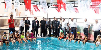 BAŞKAN AKPINAR, YENİKENT YÜZME HAVUZUNDA EĞİTİM GÖREN ÇOCUKLARIN HEYECANINA ORTAK OLDU