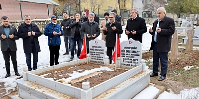 BAŞKAN AYDIN DEPREM ŞEHİTLERİNİ ZİYARET ETTİ