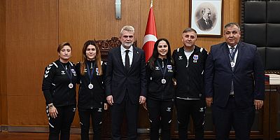 BAŞKAN GÖRGEL, AVRUPA’YA DAMGA VURAN BÜYÜKŞEHİR’İN KADIN GOALBALL TAKIMINI AĞIRLADI