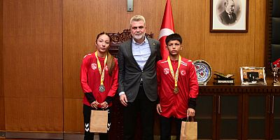 BAŞKAN GÖRGEL, BALKAN ŞAMPİYONU GENÇ GÜREŞÇİLERİ AĞIRLADI