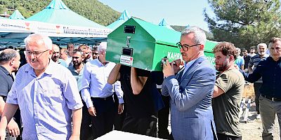 9 Eylül Cumartesi günü Andırın’ın Darıovası Mahallesi’nde meydana gelen kazada hayatını kaybeden vatandaşların cenaze törenine katılan Başkan Güngör