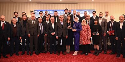 BAŞKAN GÜNGÖR, BASIN MENSUPLARINA ÖDÜLLERİNİ TAKDİM ETTİ