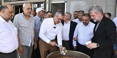 BAŞKAN GÜNGÖR, BİNEVLER UZUN ÇARŞI’DA VATANDAŞLARA AŞURE İKRAM ETTİ