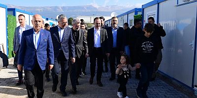 BAŞKAN GÜNGÖR’DEN GEÇİCİ BARINMA MERKEZİ’NDE BAYRAM ZİYARETİ