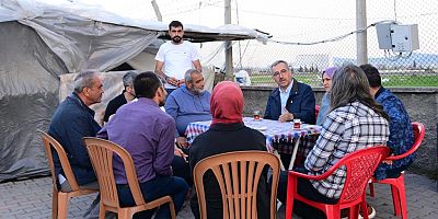 BAŞKAN GÜNGÖR, GEÇİCİ BARINMA MERKEZİNDE VATANDAŞLARLA BULUŞTU