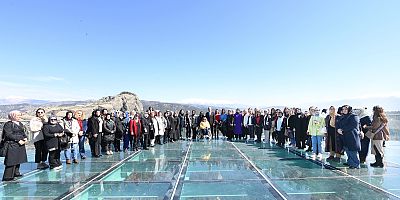 BAŞKAN GÜNGÖR, KADINLAR GÜNÜ’NDE BÜYÜKŞEHİR’İN KADIN PERSONELLERİYLE BULUŞTU