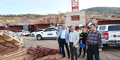 Vali Mükerrem Ünlüer ile Önsen Kurtlar bölgesindeki kalıcı konut inşaatlarında incelemelerde bulunan Başkan Güngör
