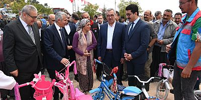 BAŞKAN GÜNGÖR, PAZARCIK’TA DEPREMZEDE EVLERİNİN TESLİM TÖRENİNE KATILDI