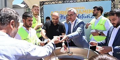 BAŞKAN GÜNGÖR, VATANDAŞLARA AŞURE İKRAMINDA BULUNDU