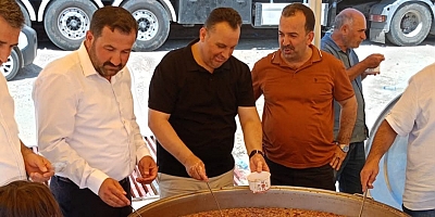 BAŞKAN HALİT ORHAN PAZARCIK'TA AŞURE DAĞITTI 