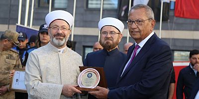 BAŞKAN HANEFİ ÖKSÜZ'E TEŞEKKÜR PLAKETİ