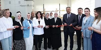 ONİKİŞUBAT’TA DEPREMZEDE KADINLARIN SERAMİK SERGİSİ RESMEN AÇILDI:BAŞKAN HANİFİ TOPTAŞ: BU PROJE İNSANIN RUHUNA VE EKONOMİSİNE DOKUNUYOR