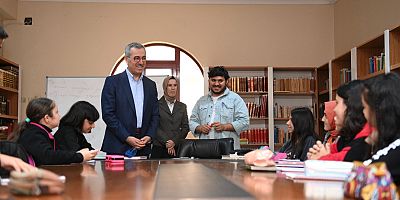 BAŞKAN HAYRETTİN GÜNGÖR, KÜTÜPHANEDE GENÇLERLE BİR ARAYA GELDİ