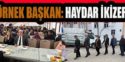 BAŞKAN İKİZER, ÖNCE YEMEK KUYRUĞUNA GİRDİ, SONRA İSE ORUCUNU HALKLA BİRLİKTE AÇTI