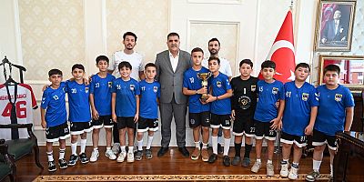 BAŞKAN KARACA ŞAMPİYON TÜRKOĞLU İSTİKLALSPOR’U AĞIRLADI