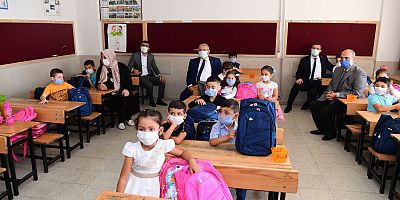 BAŞKAN MAHÇİÇEK, 1. SINIF ÖĞRENCİLERİNE ÇANTA VE KIRTASİYE SETİ HEDİYE ETTİ