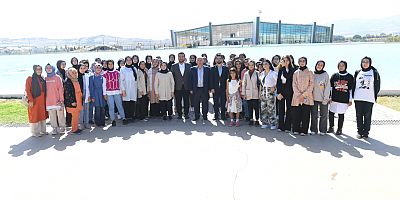 Türkiye Gençlik Vakfı Kahramanmaraş Şubesi’nin Lise Teşkilatı’ndan 400’ü aşkın öğrenciyle kahvaltıda bir araya gelen Onikişubat Belediye Başkanı Hanefi Mahçiçek
