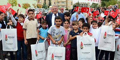 BAŞKAN MAHÇİÇEK, “KİTAPLAR DEVLETTEN, ÇANTA VE KIRTASİYE SETİ ONİKİŞUBAT BELEDİYESİ’NDEN”