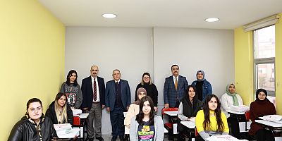 BAŞKAN MAHÇİÇEK, ÖĞRENCİLERİN VE EĞİTİMİN HAMİSİ OLMAYA DEVAM EDİYO