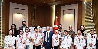 BAŞKAN MAHÇİÇEK, ÖZEL İHTİYAÇ SAHİBİ ŞAMPİYON SPORCULARI AĞIRLADI