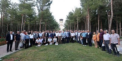 BAŞKAN OKAY BABA, SEVDİKLERİNİ SARAN ULU BİR ÇINARDIR