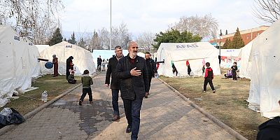 BAŞKAN OKAY, DEPREMZEDELERİ ZİYARET ETTİ