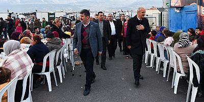 BAŞKAN OKAY, KONTEYNER KENT SAKİNLERİYLE İFTARDA BİR ARAYA GELDİ