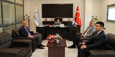 BAŞKAN OKAY MAKAMINI 6.SINIF ÖĞRENCİSİ RAMAZAN KURT’TA DEVRETTİ